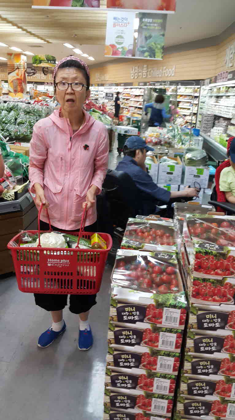 [크기변환][회전]김경아 장 보는 사진 1.jpg