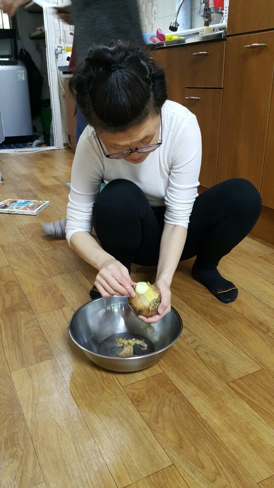 김경아 양파 까는 사진.jpg